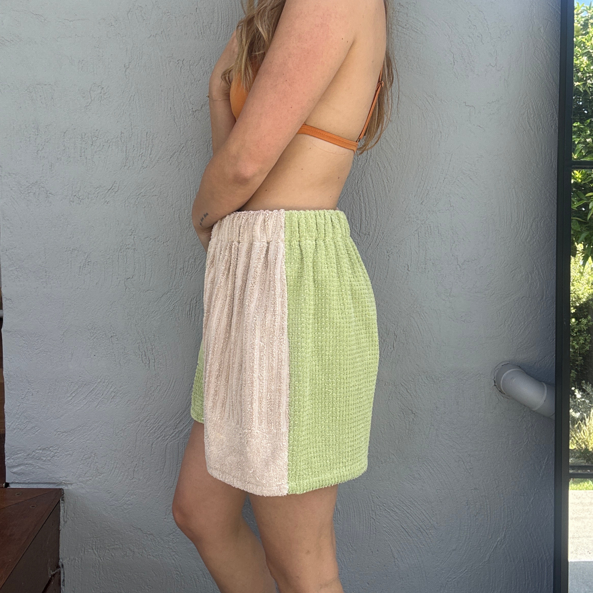 Women's RETOWEL Shorts 010 //Size 14-16